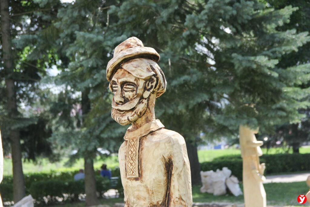 Новые скульптуры появились на одной из улиц Слуцка. Их создавали прямо на глазах у жителей города