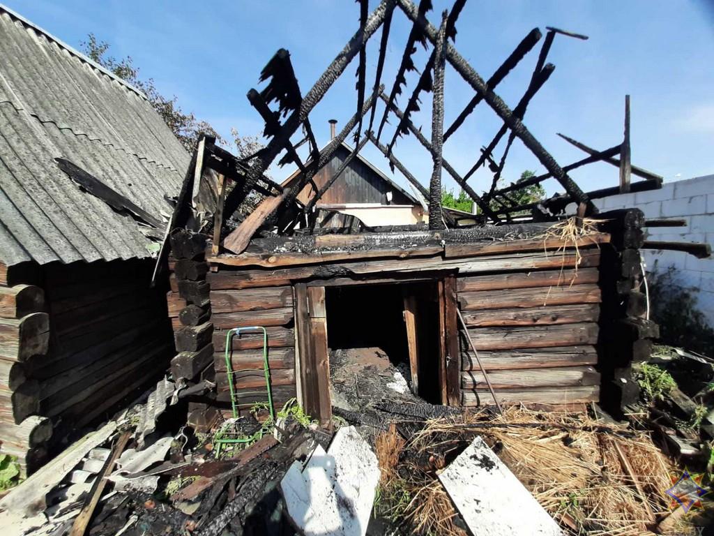 В Молодечно сгорела хозпостройка