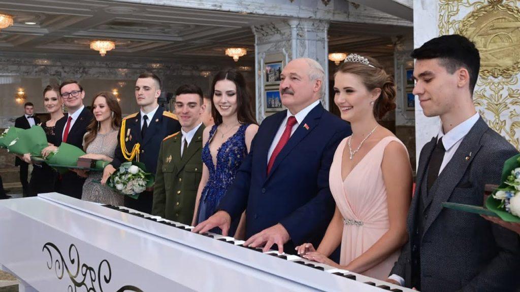 Лукашенко молодежь