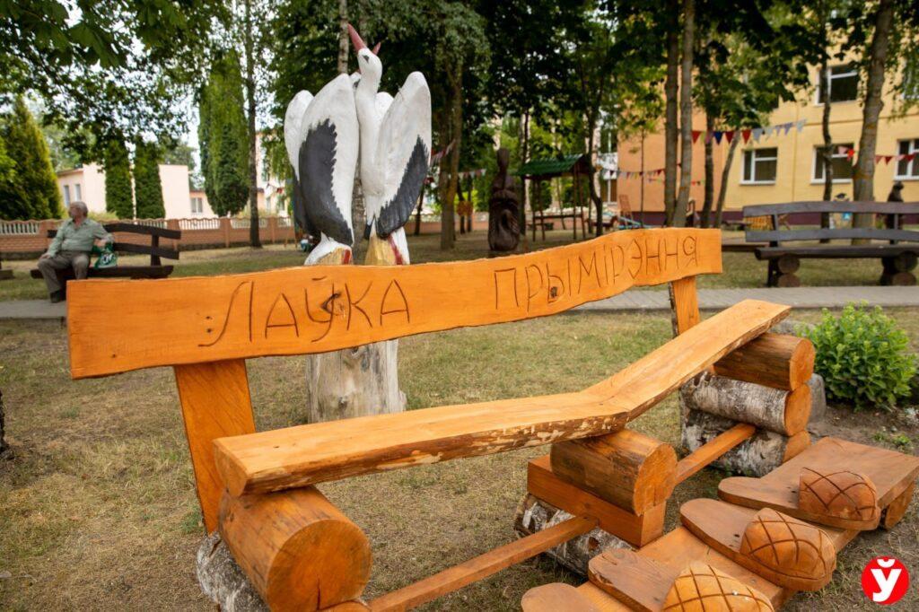 «Нескучный дворик» появился у Мядельской библиотеки