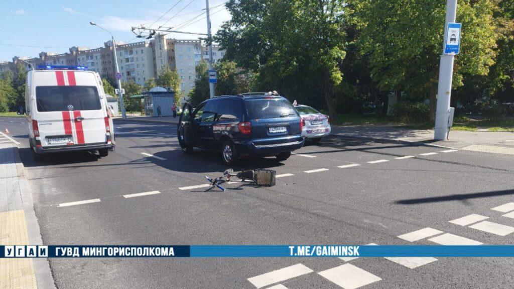 Мужчина на самокате попал под колеса авто в Минске — видео