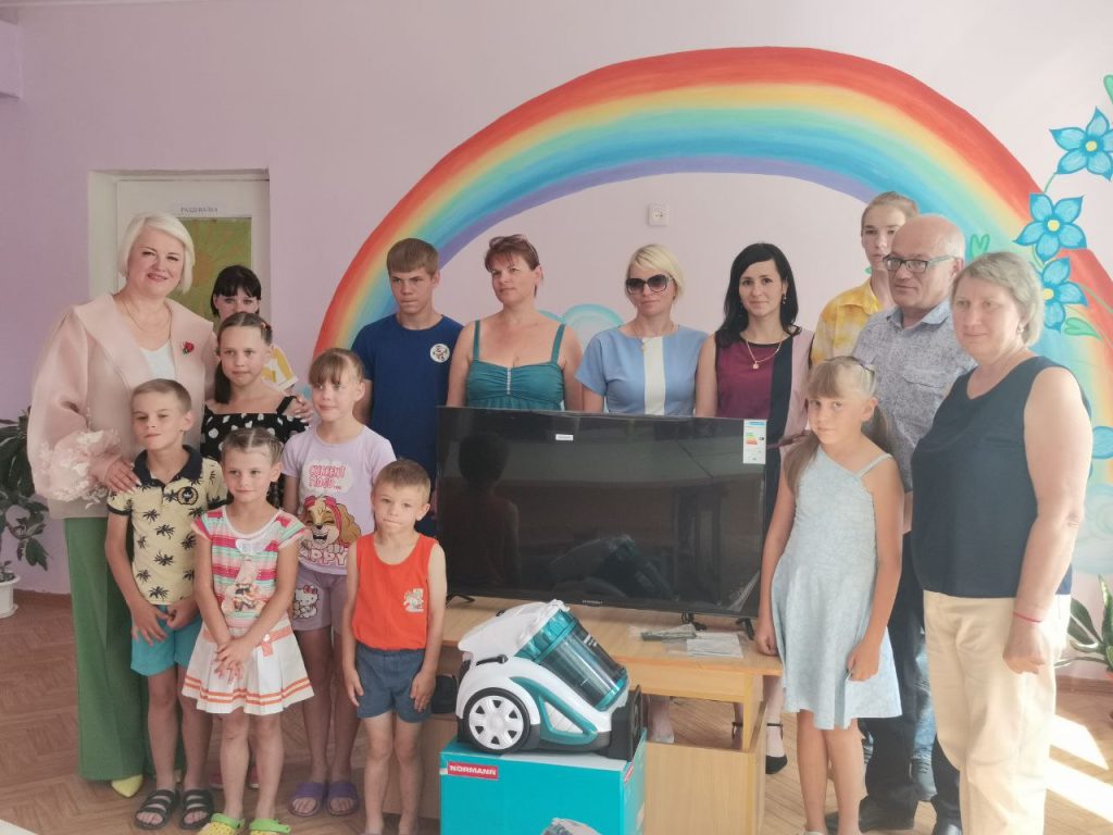 Настоящий праздник для детей из приюта в Старых Дорогах организовал профсоюз