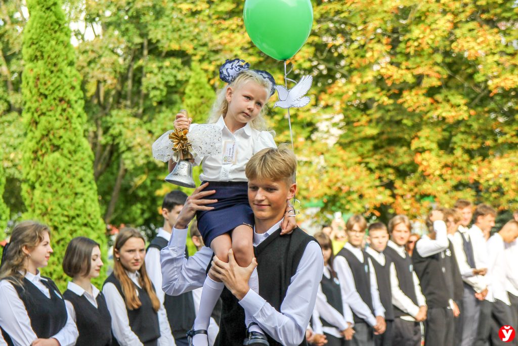 Главные герои дня. Милые фото солигорских первоклашек со школьных линеек