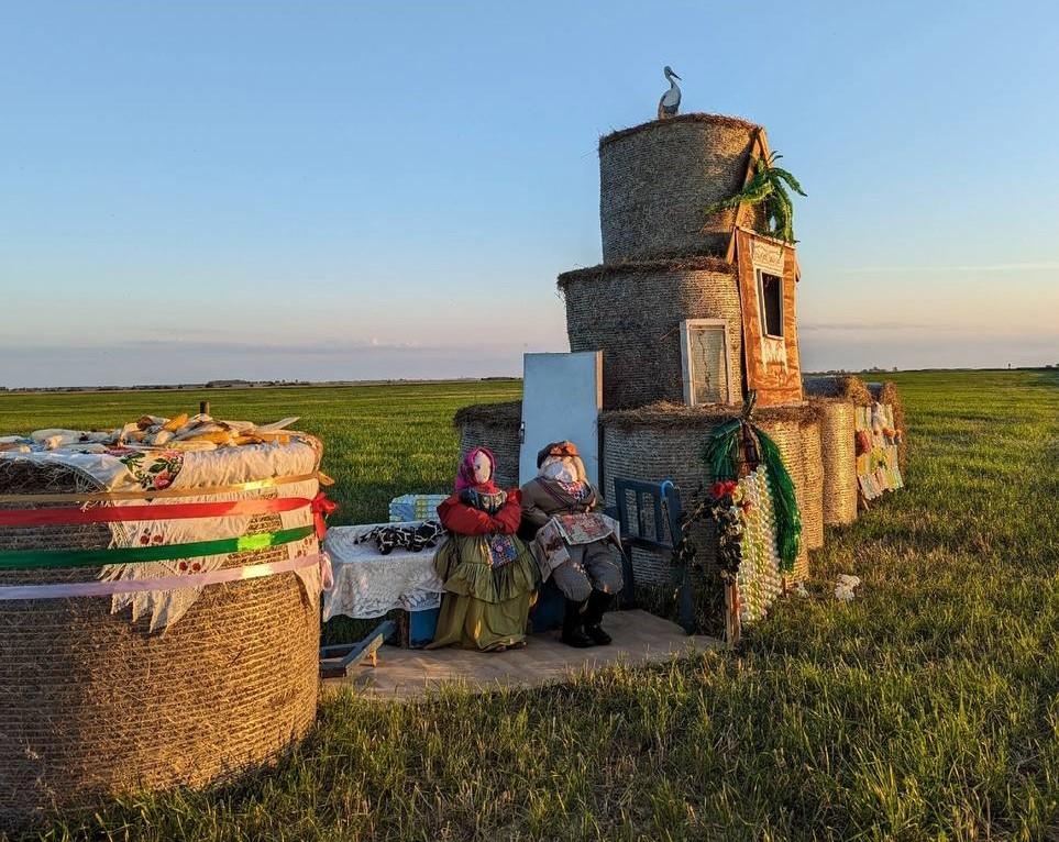 Фотофакт: соломенные фигуры в Слуцком районе читают «Минскую правду»