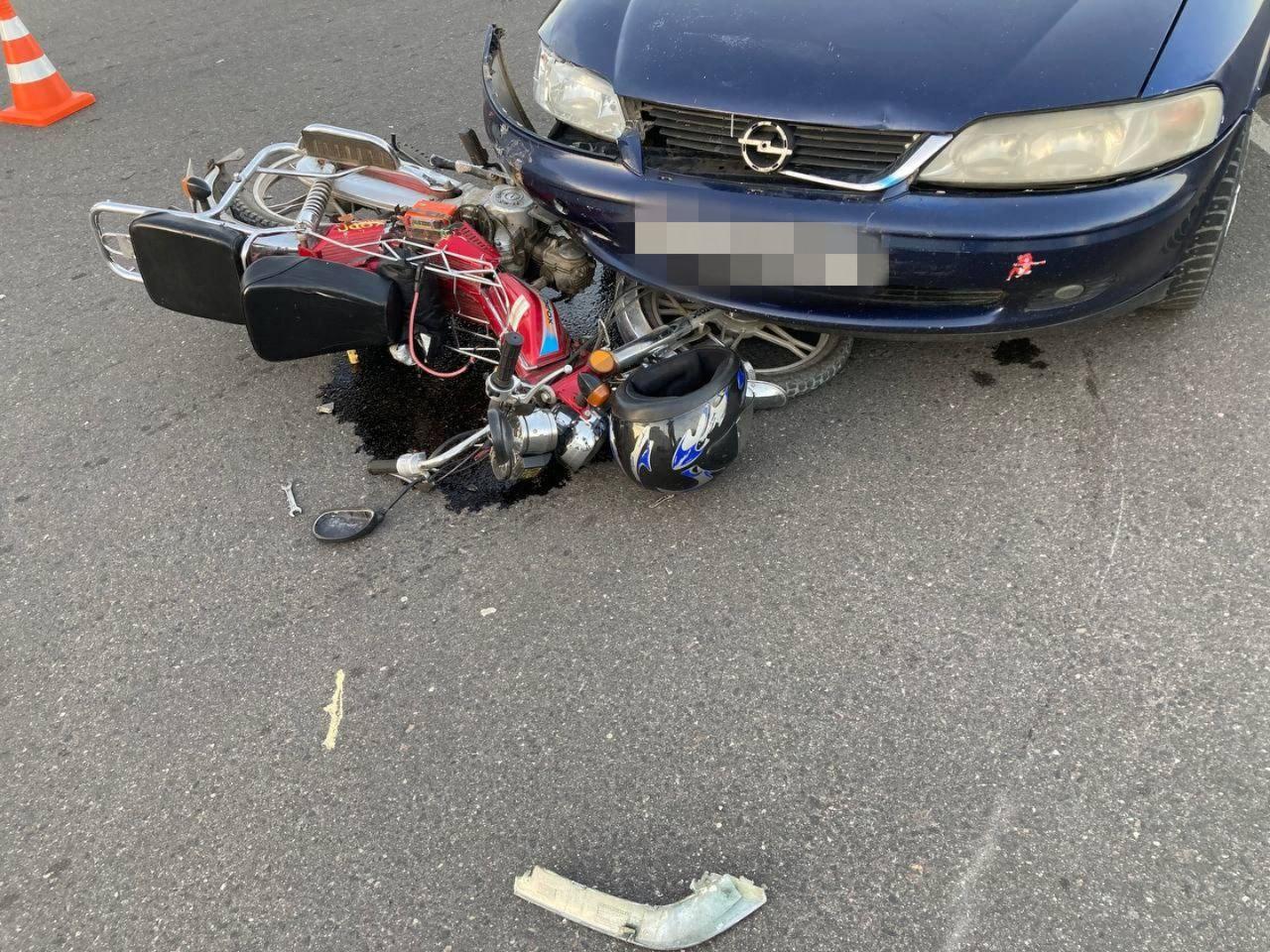 Женщина на мопеде въехала в «Опель», теперь она в больнице. Авария в ...