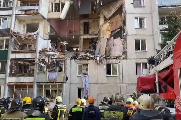 Три этажа дома обрушились из-за взрыва газа в подмосковной Балашихе. Есть погибшие