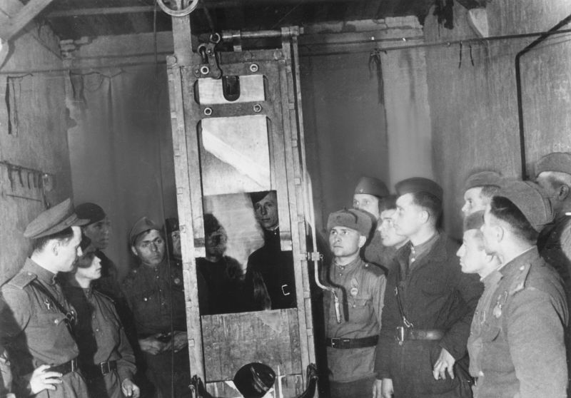 Военнослужащие РККА осматривают в Плёнтцензее инструмент зверств фашистов