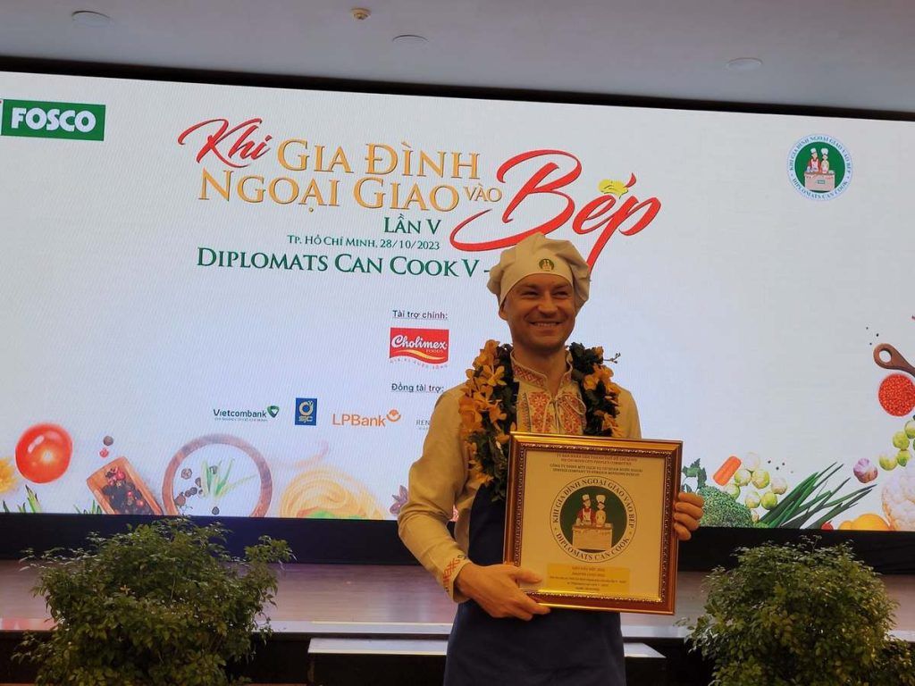 Канапе с белорусским салом принесли генконсулу Беларуси во Вьетнаме титул «Лучший шеф-повар – 2023»