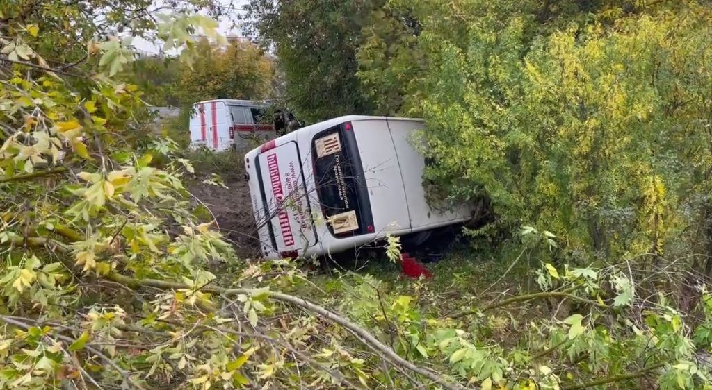 Школьный автобус с 30 детьми опрокинулся на трассе в Подмосковье
