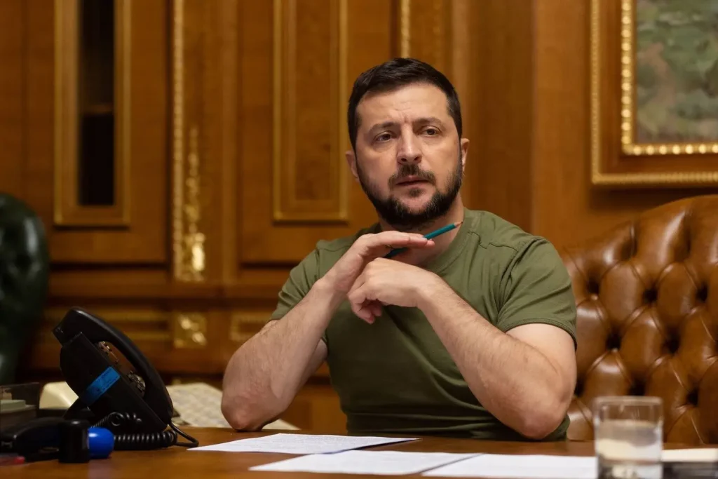 Из популярного комика — в кровавого «политика». Почему Зеленский стал показывать зубы своим хозяевам