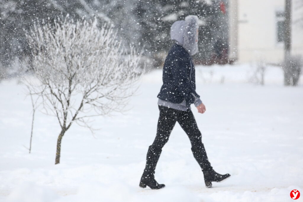 девушка шагает в снег