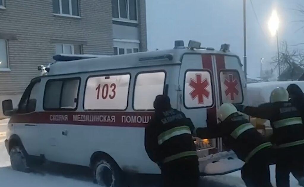 В Минской области спасатели помогли вытянуть из снежных заносов 2 автомобиля скорой помощи