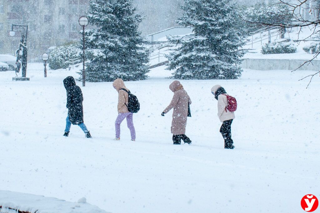 люди во время снегопада в Слуцке