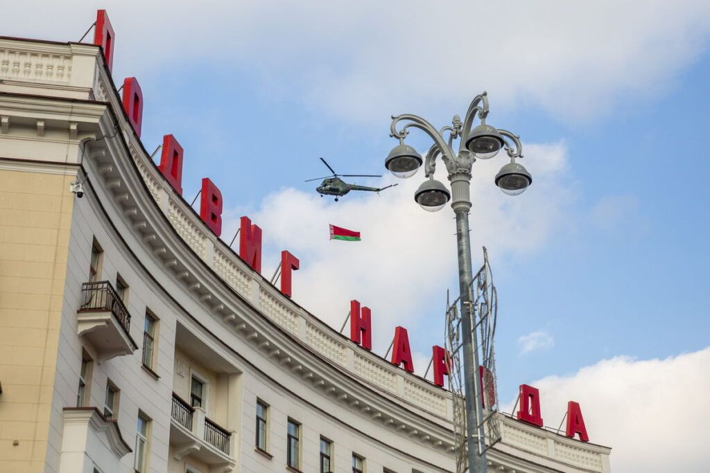 вертолет с флагом