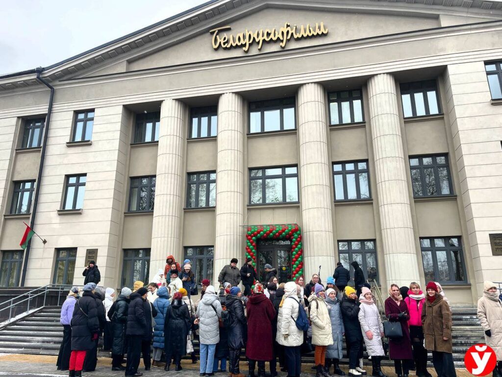 На «Беларусьфильме» показали эксклюзивную пиротехнику и киношный снег
