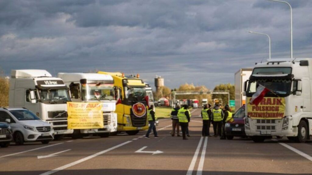 Польские дальнобойщики заблокировали четвертый КПП на границе с Украиной