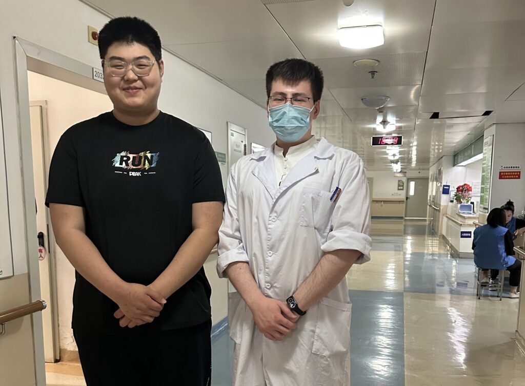 Владимир с одним из пациентов, китайским двухметровым школьником.