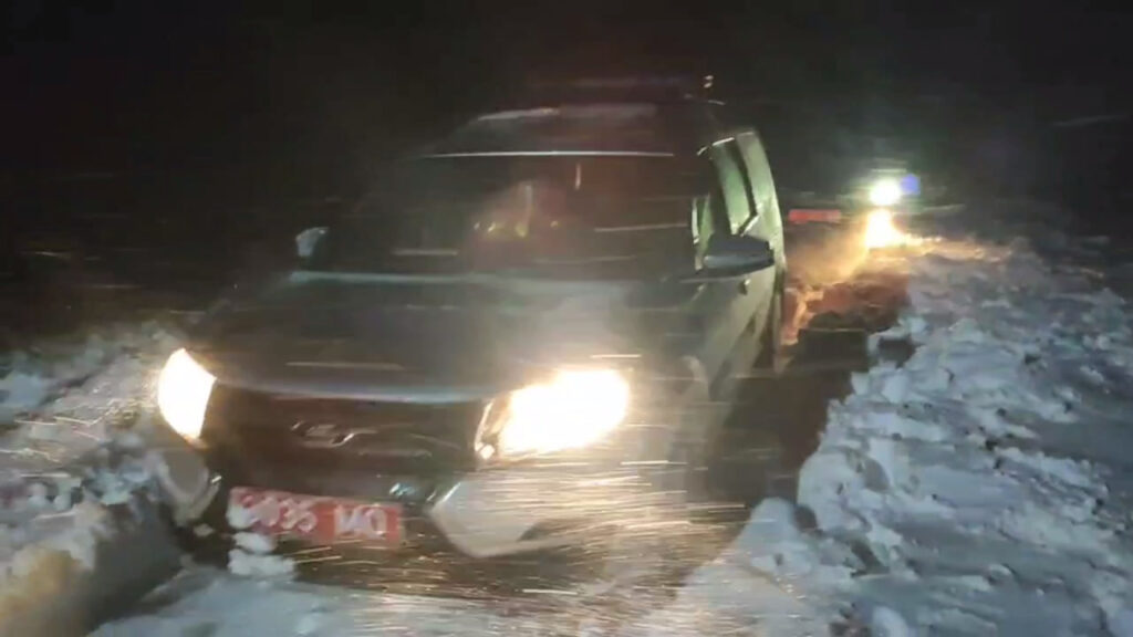 Милиционеры ночью помогли застрявшему в снегу водителю в Несвижском районе