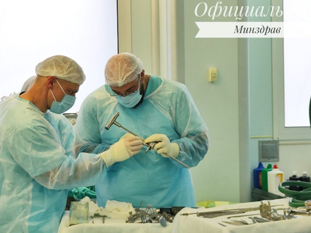 два хирурга операция протезирование колена