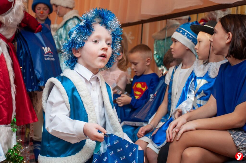 Подарки в обмен на театральное представление: Слуцк провел акцию «Единая Минщина — сердце Беларуси»