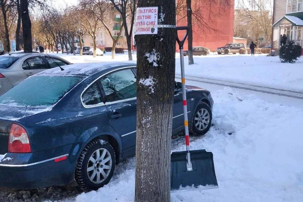 лопата для снега у дерева