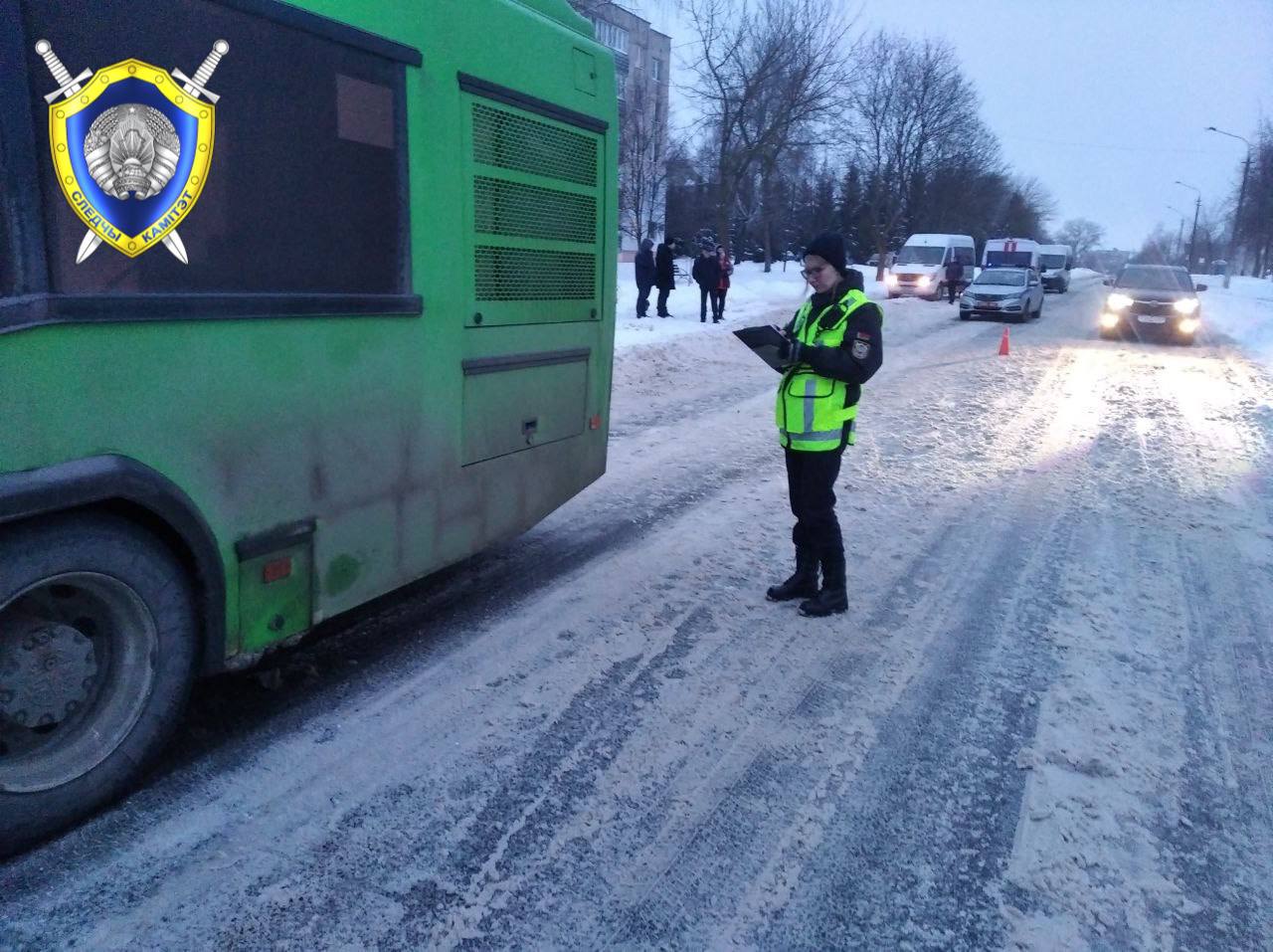 В Жодино женщина погибла под колесами автобуса из-за зажатой дверями шубы -  Минская правда