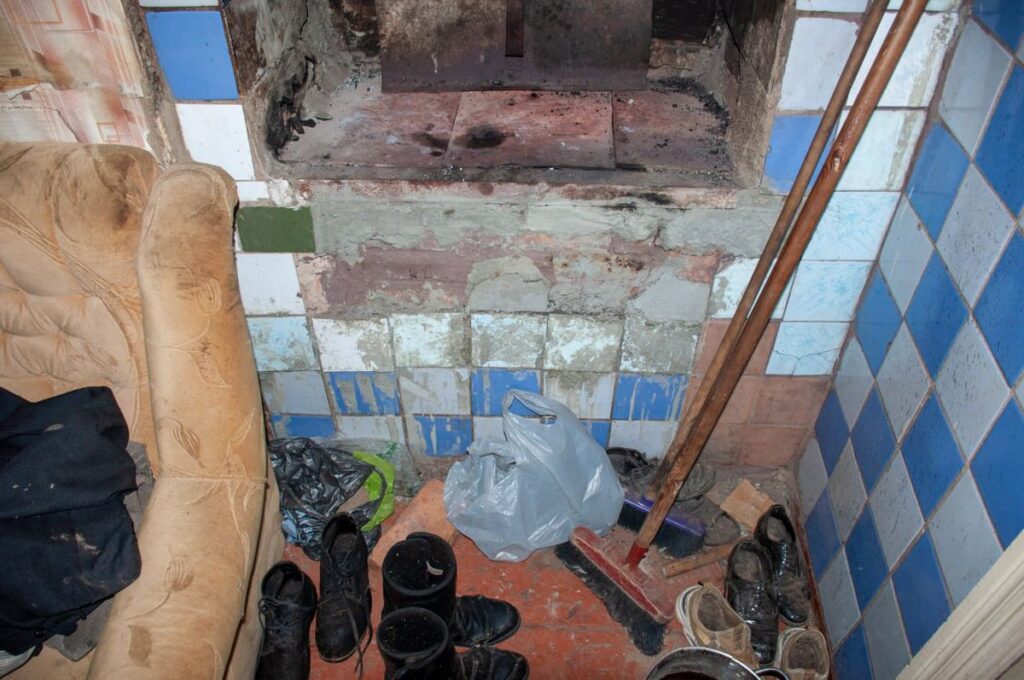 квартира в ипотеку. переезд. заселение в квартиру. семья переезжает в новую квартиру. люди в новой квартире.