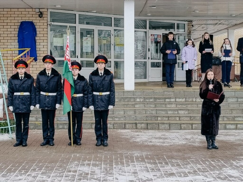 В школе №20 Минска открыли мемориальную доску в честь первого декана журфака БГУ Григория Булацкого