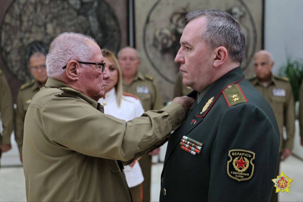 Орден «Плайя Хирон» от президента Кубы получил министр обороны Беларуси