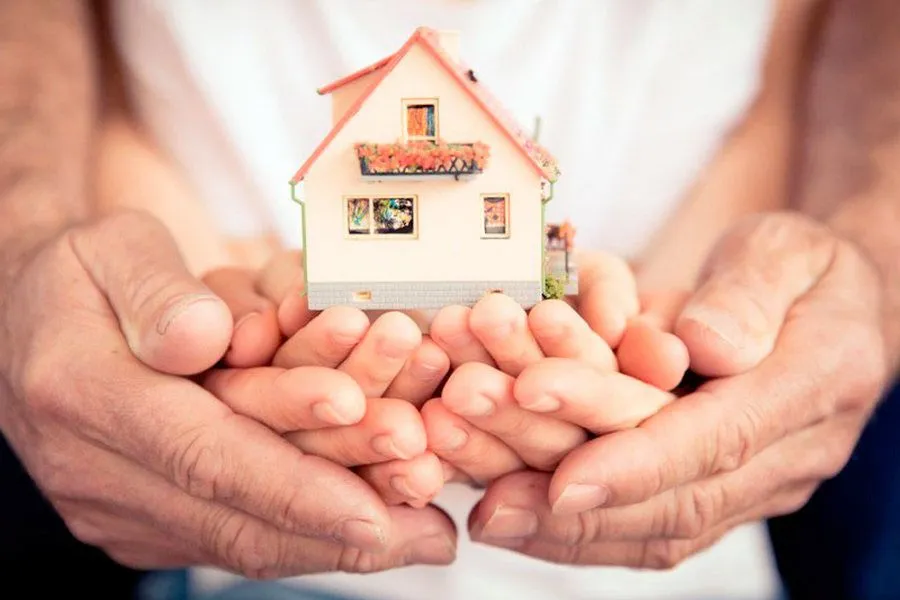 Люди с покупками. Ассортимент семейного. Ассортимент семейного. Шоппинг всей семьей. Акции июля.