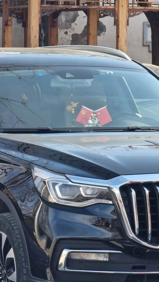Флагами КНР и КПК многие водители украшают собственные автомобили