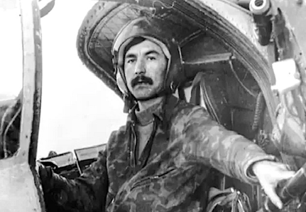 Спасая боевых друзей, скончался в воздухе. Две звезды Героя летчика Николая Майданова