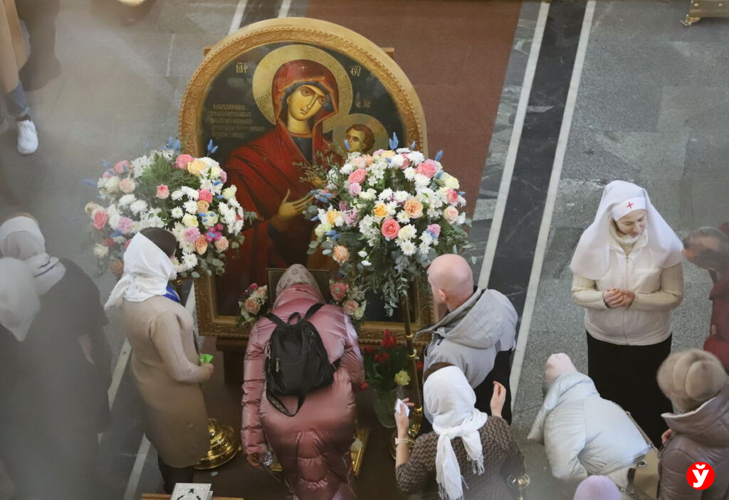Минчане стоят в очереди к Поясу Девы Марии