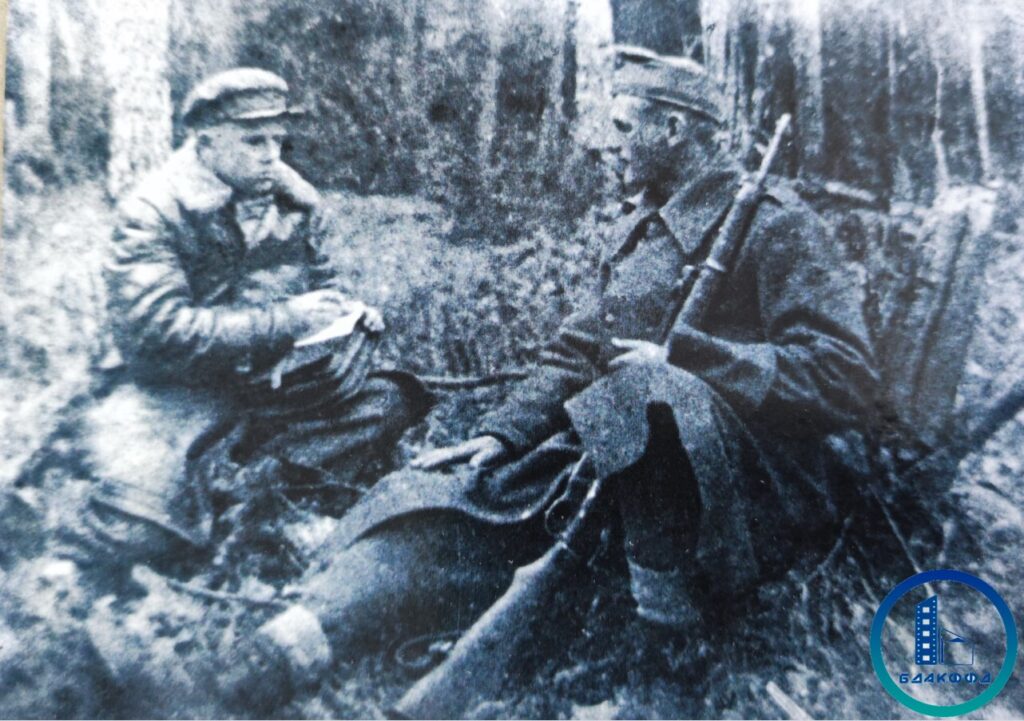 Унтер-офицер вермахта стал агитрупором у партизан: история одной фотографии 1943 года