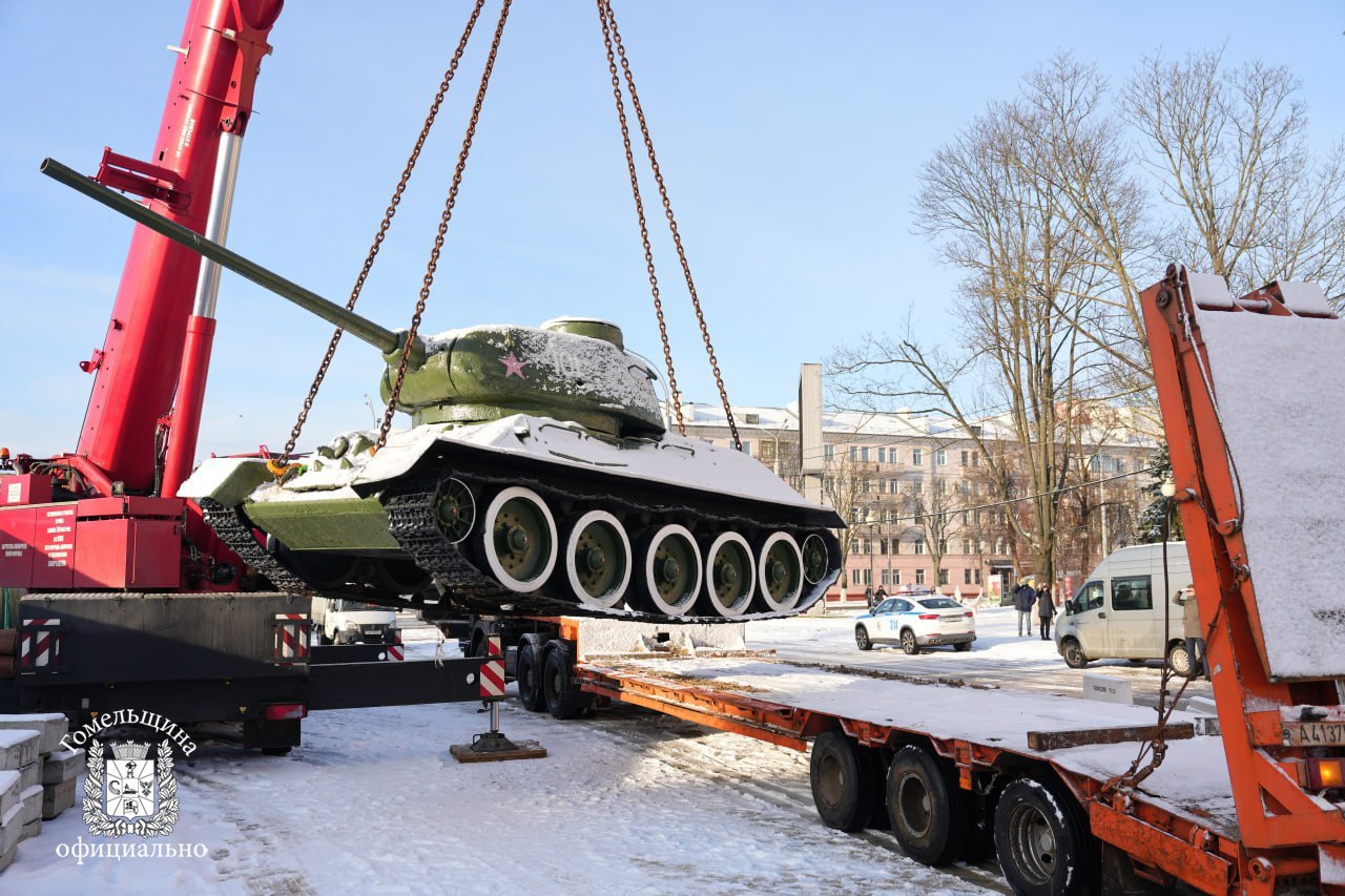 Легендарный танк Т-34 с площади Восстания в Гомеле отправили на реставрацию  - Минская правда