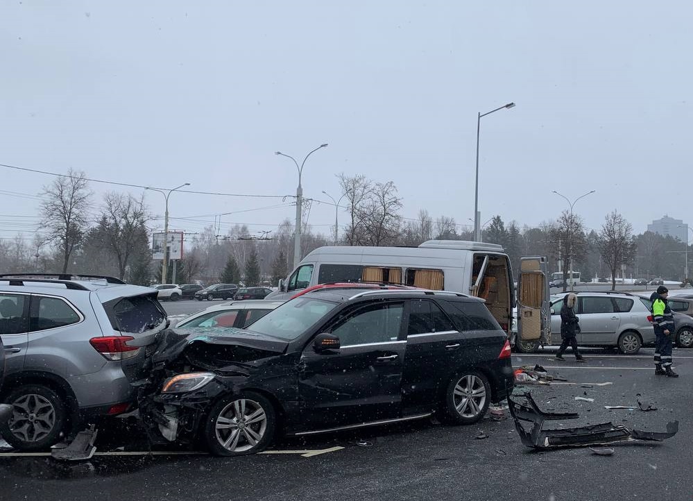 В Минске на парковке водитель автомобиля протаранил пять иномарок