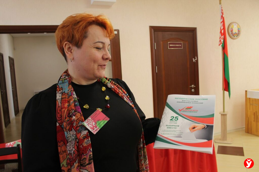 Светлана Рябова демонстрирует методическое пособие