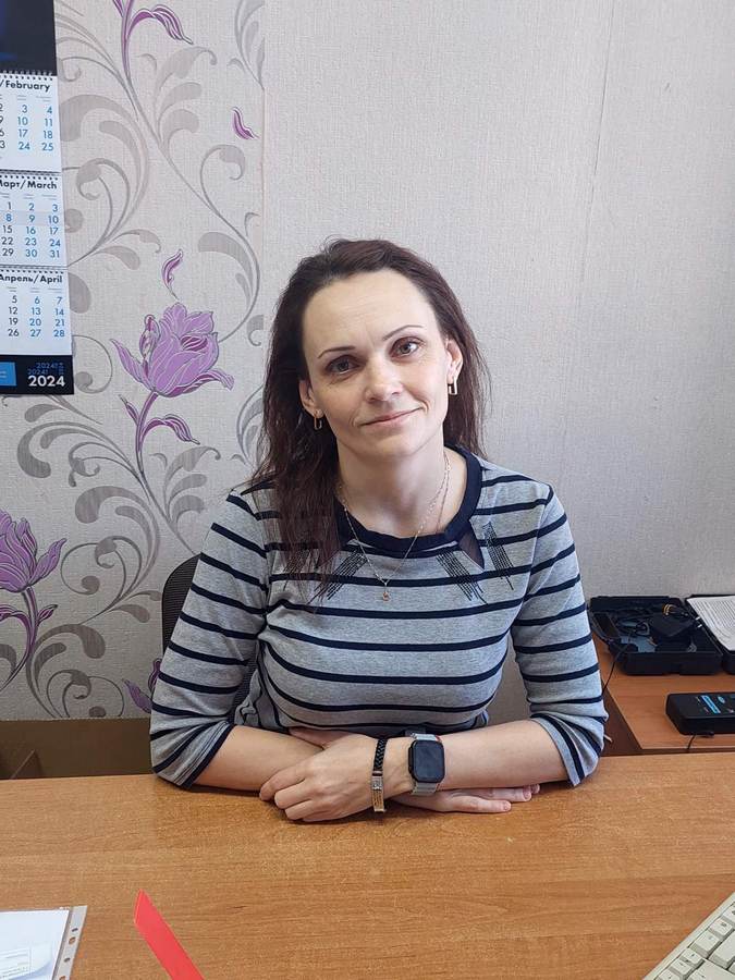 девушка за столом