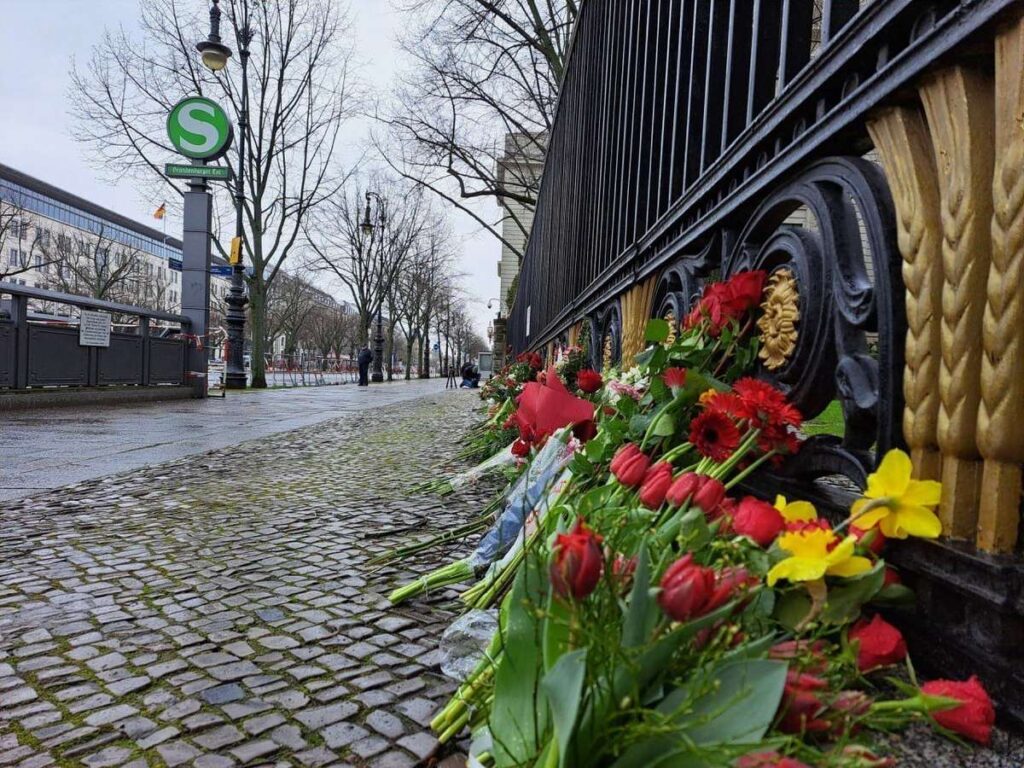 Цветы В память о жертвах "крокус Сити"