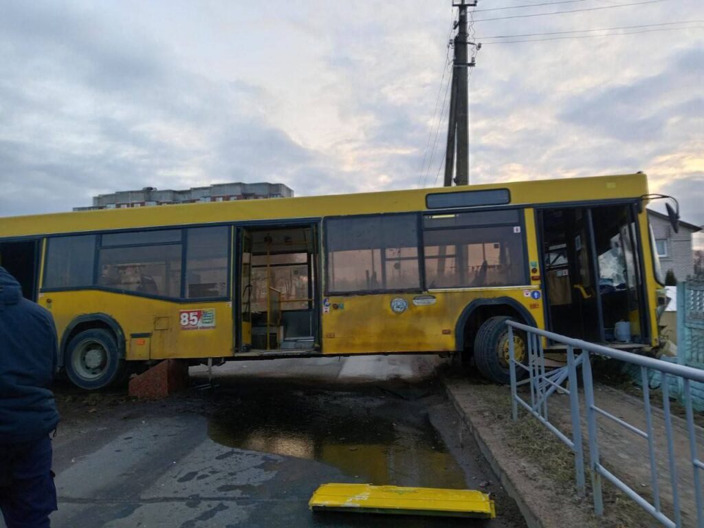 Водителю стало плохо за рулем — в Жодино автобус наехал на ограждение -  Минская правда