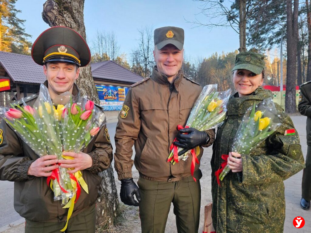 С оркестром и тюльпанами. Как военные гусары поздравляли с 8 Марта  борисовчанок - Минская правда