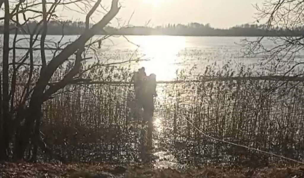 В Браславском районе двух рыбаков спасли из полыньи работники МЧС