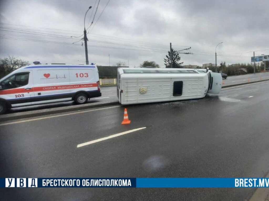 В Бресте опрокинулась маршрутка: в больнице девочка и пожилой мужчина -  Минская правда