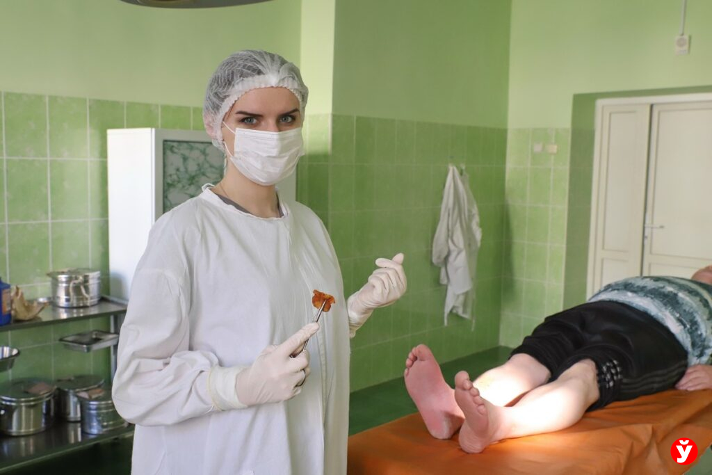 заведующая отделом хирургии, молодой специалист Оксана Бенц. 