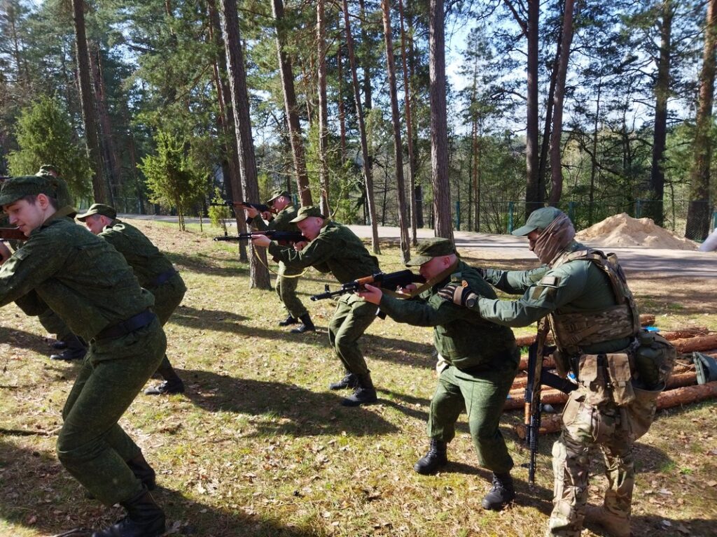 В Вилейке продолжается учебный сбор военнообязанных территориальных войск  района - Минская правда