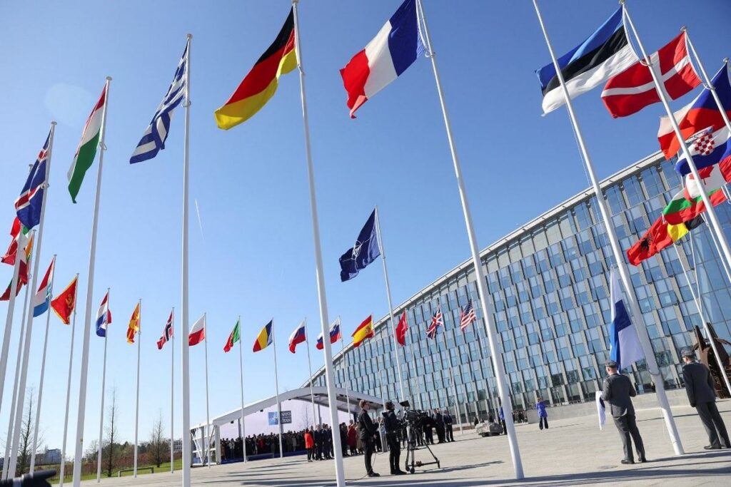 флаги стран НАТО в Брюсселе