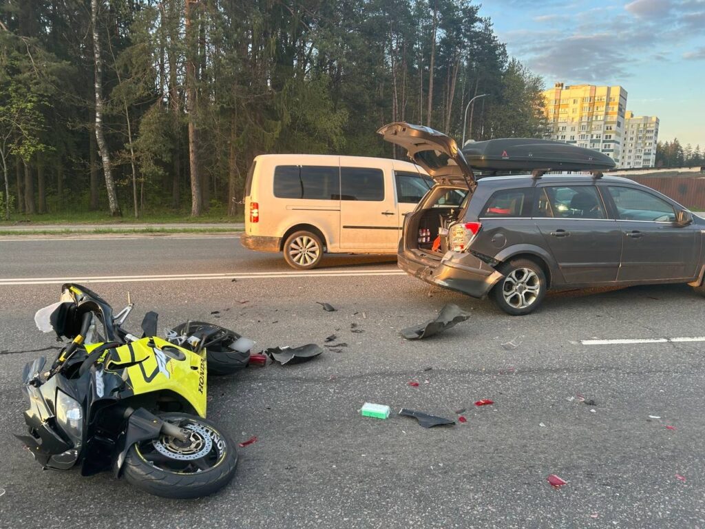 ДТП в Колодищах: мотоциклист наехал на Opel