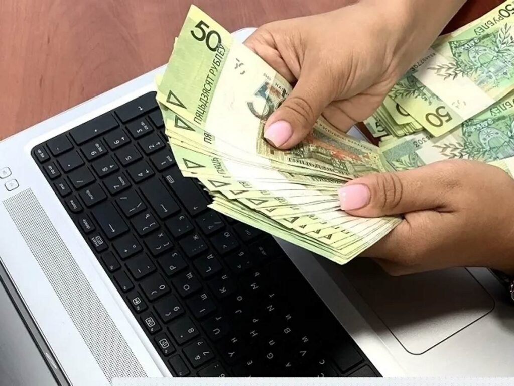 деньги и ноутбук