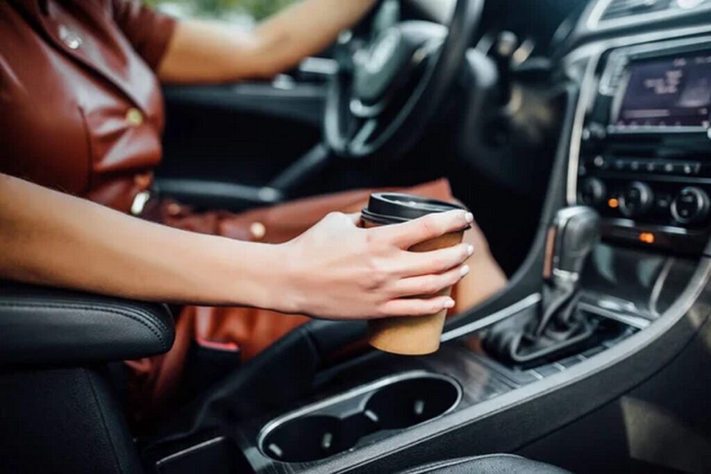Можно ли садиться за руль после кофе с ликером или безалкогольного пива? Рассказали в милиции