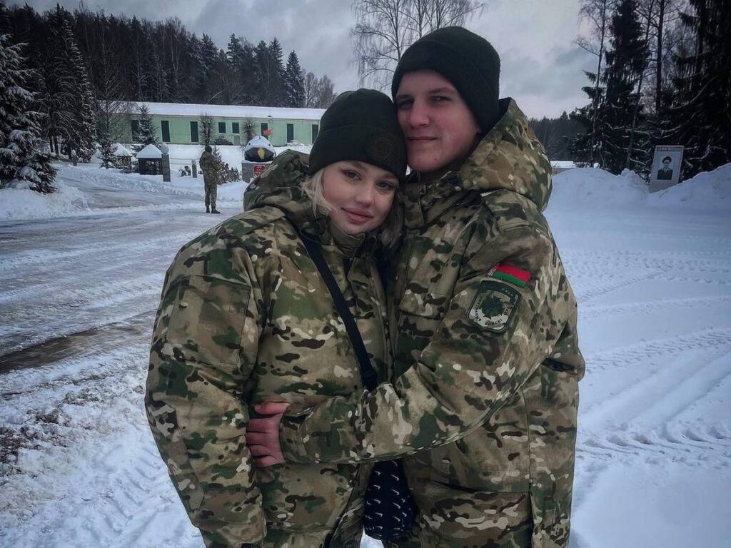молодая пара в военной форме